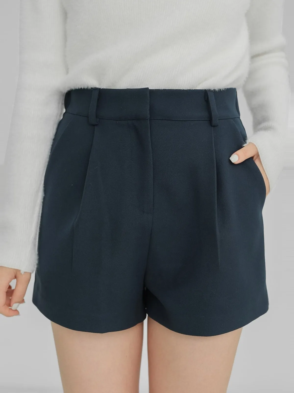 Sydney Winter Pleated Shorts*